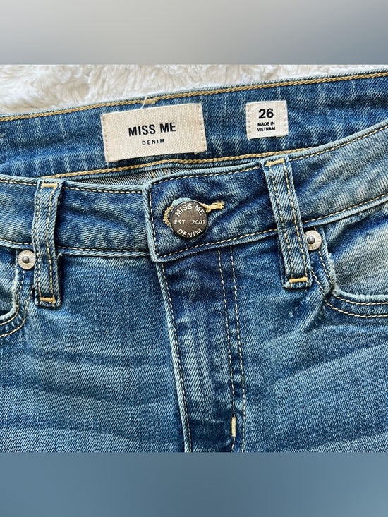 Miss Me NEW Bootcut Jeans 26 Washed Denim Whiskering - Picture 5 of 10